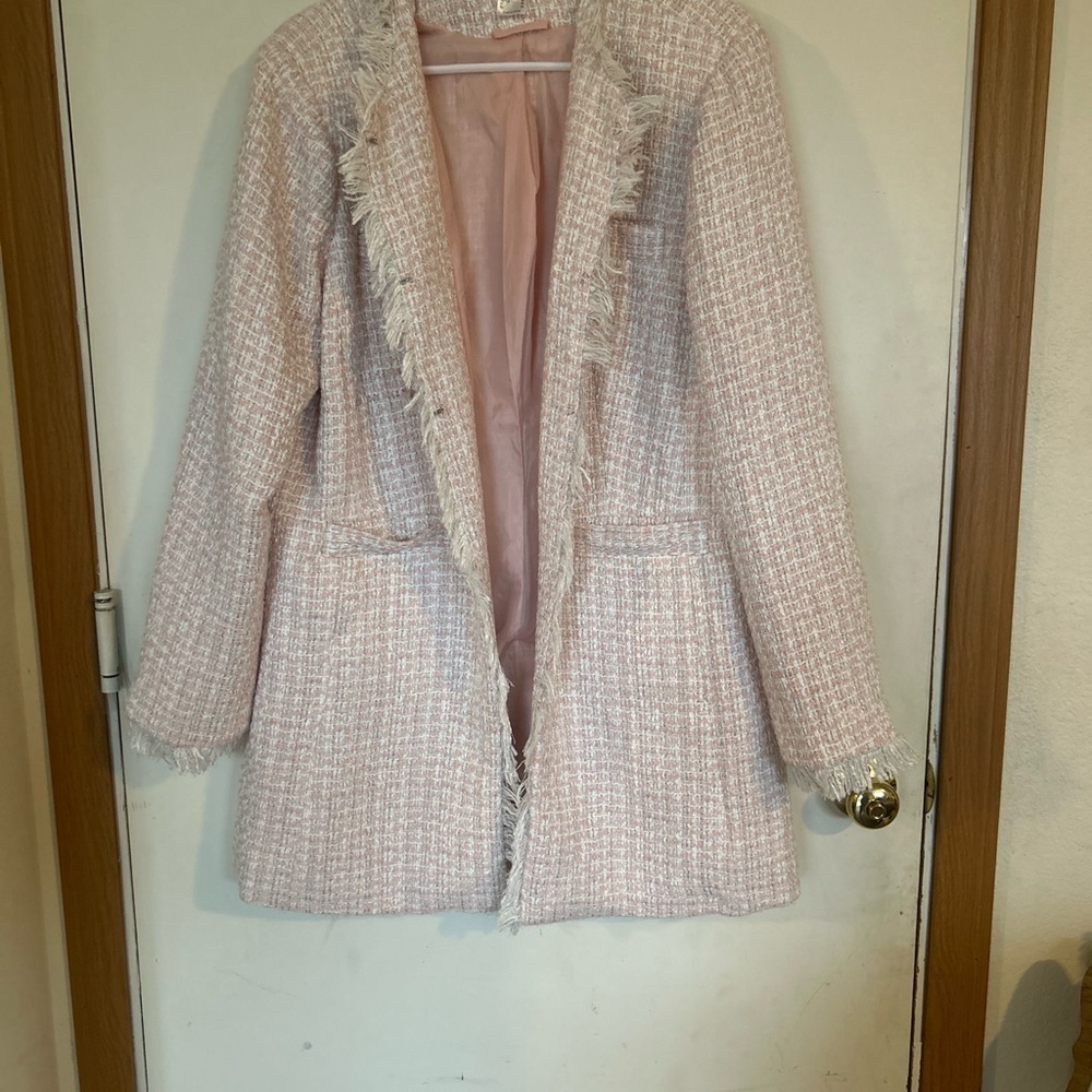 VENUS Size 16
Pink tweed jacket fringe detail